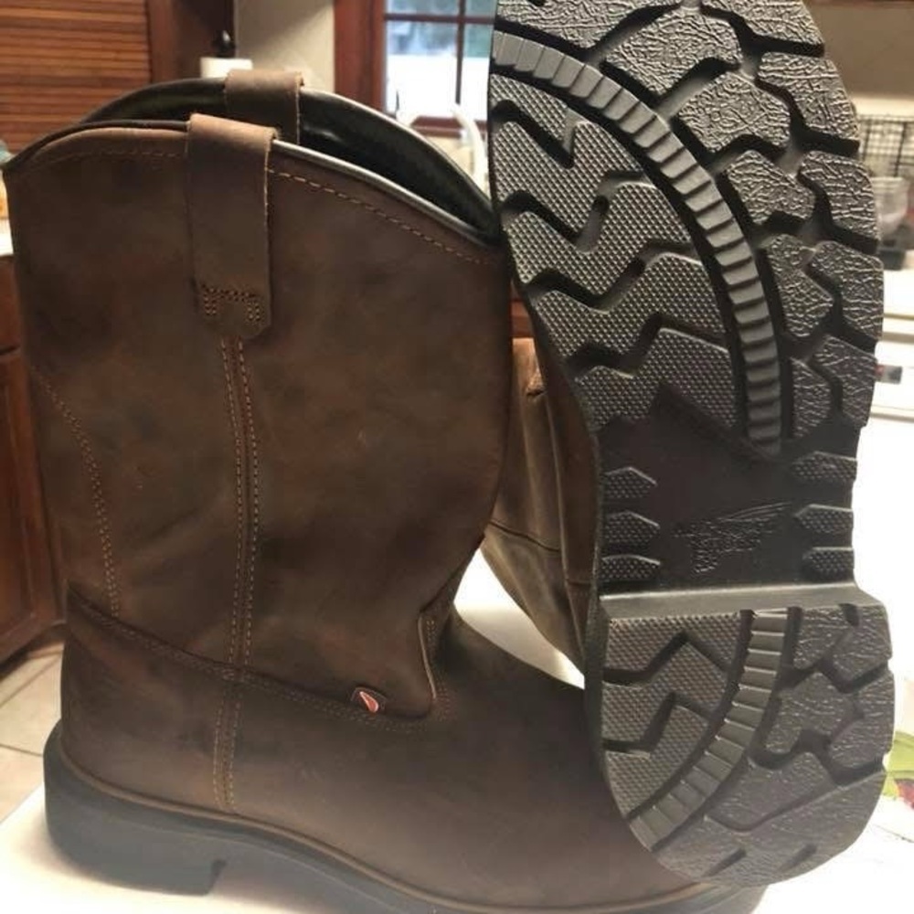 Men’s 11.5 redwing ASFM F2892-11 EH rated soles, waterproof,8” high boots New